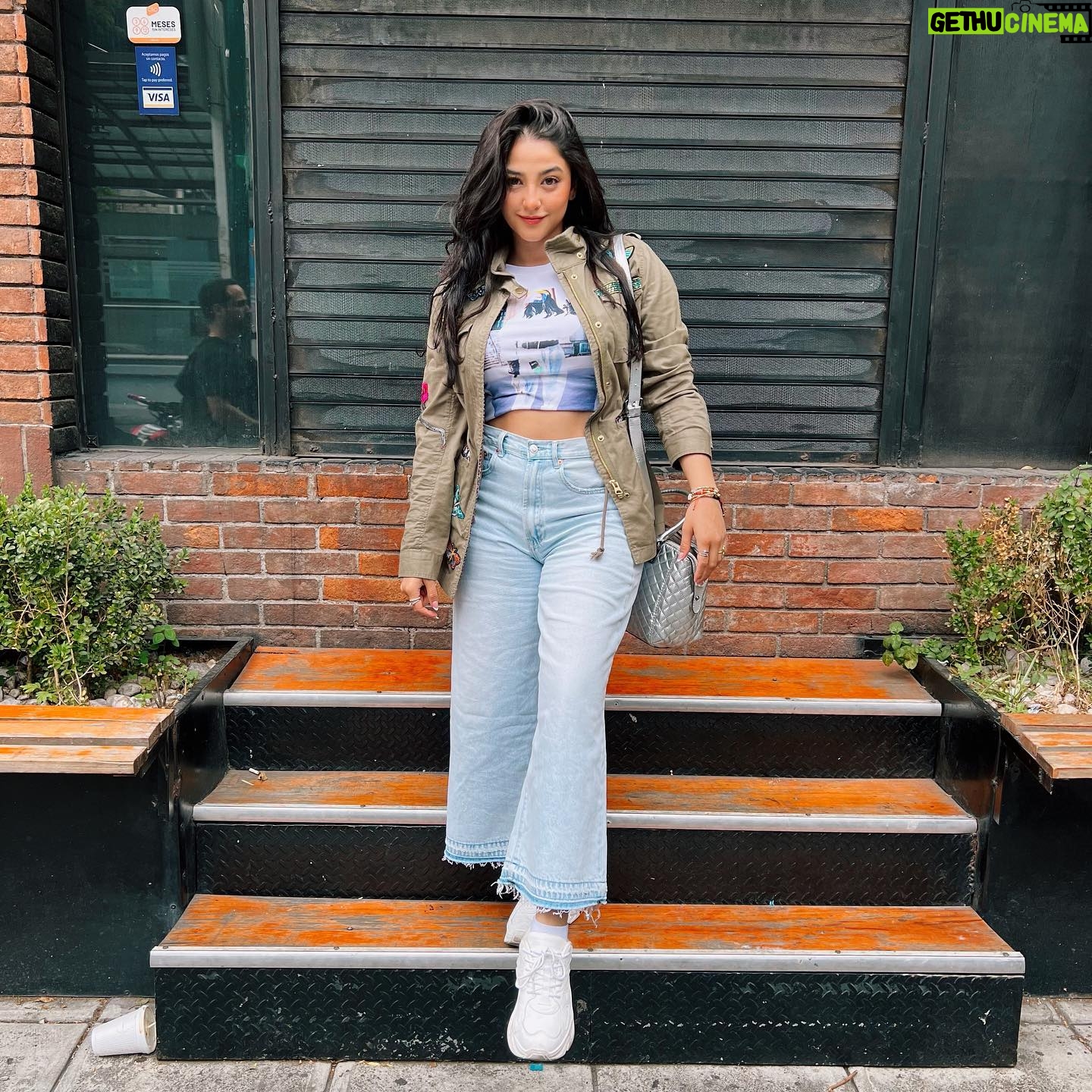 Geraldine Galvan Instagram - Que tú niña interior viva orgullosa de la mujer que HOY eres 🌹