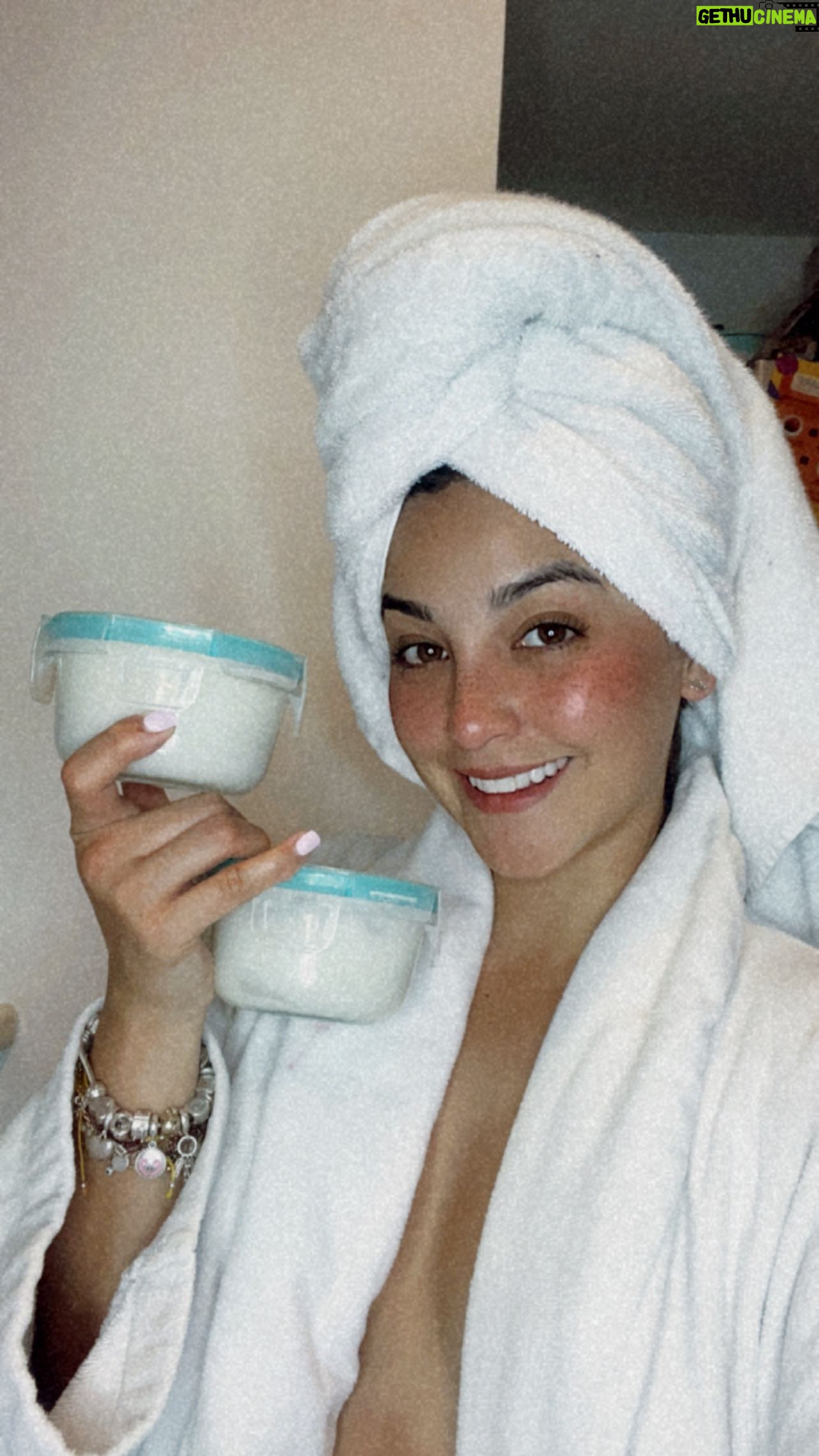 Geraldine Galvan Instagram - ✨🧖🏽♀️Mascarilla de arroz 🍚✨ Nos va a ayudar a aclarar y suavizar la piel. La podemos utilizar como mascarilla en el pelo 💇🏻♀️y lo deja súper sedoso 🧖🏽♀️💕 ✨INGREDIENTES ✨ 1 taza de arroz 🍚 (Estos ingredientes son opcionales ) Aceite de 🥥 coco Vitamina E Aceite de romero 🌱 Aceite de menta 🍵 Aceite de geranio 🌼 Aceite de limón 🍋