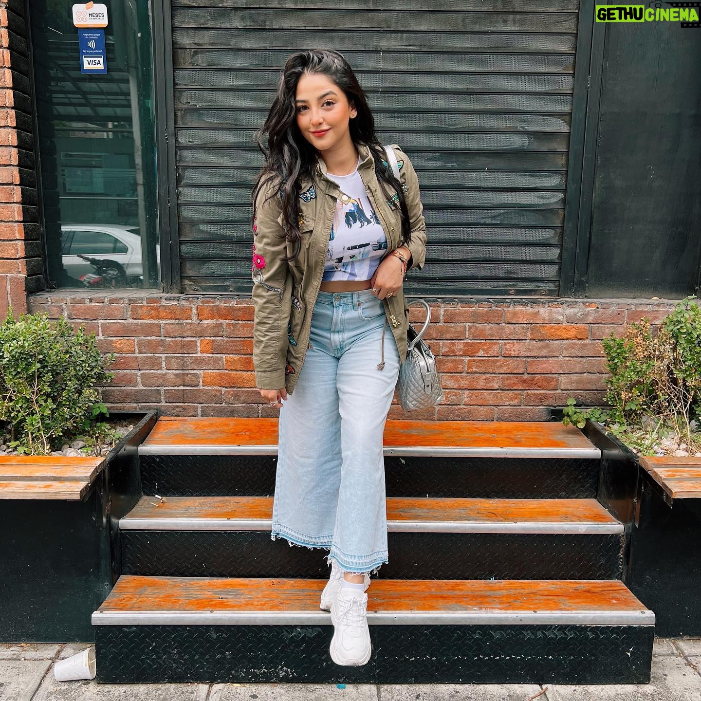 Geraldine Galvan Instagram - Que tú niña interior viva orgullosa de la mujer que HOY eres 🌹