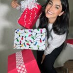 Geraldine Galvan Instagram - Tutorial de la 🎄Torre de regalos 🎁 #navidad #decoracionnavideña #xmas Materiales: 📦 cajas de distintos tamaños. ✨Palo de madera 🎁Envoltura para regalos,moños y listones. ✨ silicon caliente