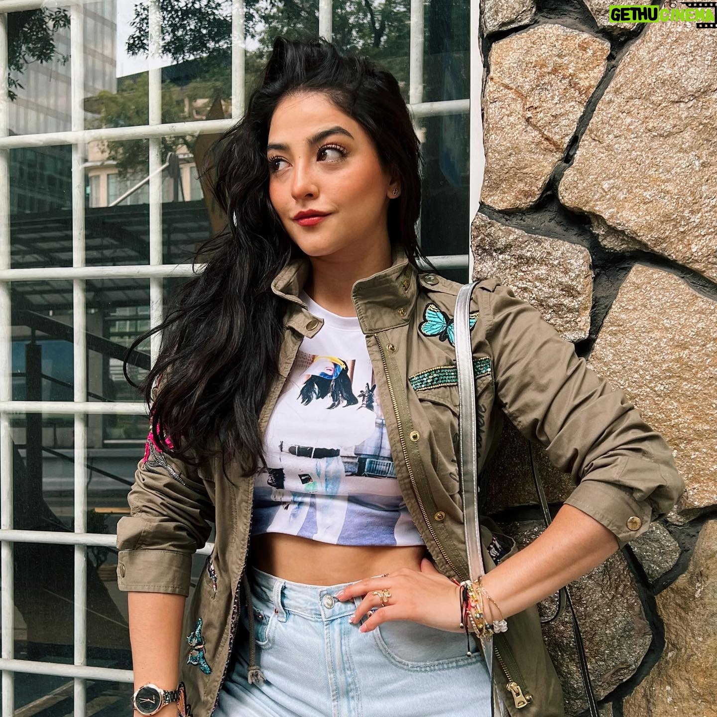 Geraldine Galvan Instagram - Que tú niña interior viva orgullosa de la mujer que HOY eres 🌹