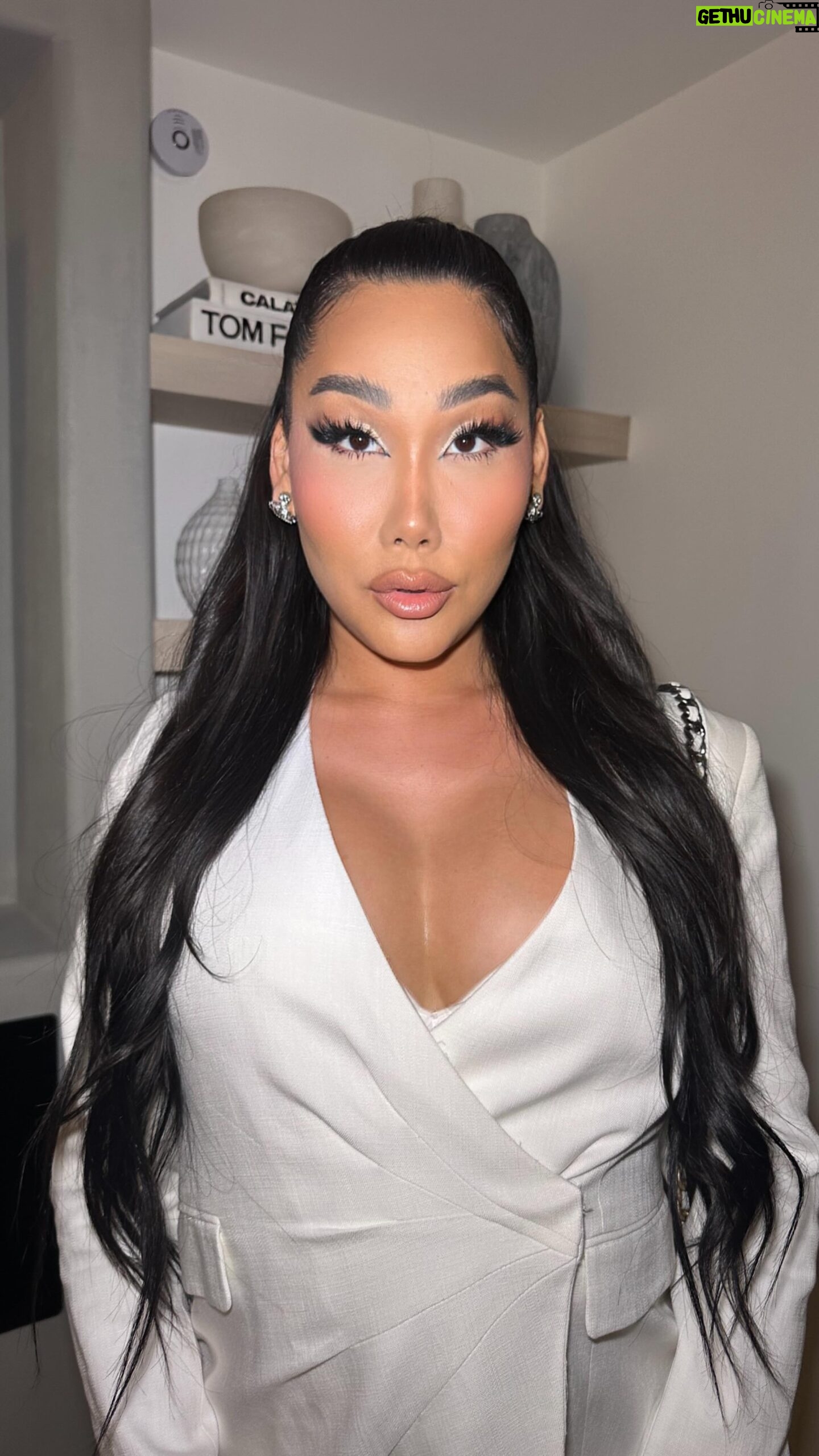 Gia Gunn Instagram - I slayed this smoky liner π¨ Product breakdown: Concealer - @tartecosmetics Eyeshadow/brow soap/mascara/powder contour/setting spray - @beautycreations.cosmetics Blush/primer - @onesize Cream contour/black shadow - @patricktabeauty Setting powder - @sigmabeauty Lashes - @lybrelashes Hair - @got2busa