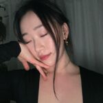 Gia Kim Instagram – I put myself through all the toxic diet trends all throughout my 20s. It left long-term repercussions that completely ruined my healthy natural relationship with food, which was only meant to bring joy. It’s been 3 years since I recognized my disordered eating habits. I am still recovering. I still occasionally (but a lot less) struggle through body image issues. I’d get into obsessive thoughts about food & weight & what I ate / what I should eat, etc.. In the past the default reaction would be to force myself into action sprouting from thoughts of self-deficiency and negative self-image. But now I keep reminding myself of one of my favorite quotes – we can’t shame ourselves into change, only love ourselves into evolution. And it’s been a game changer in how I look at situations whenever I feel old toxic patterns kicking in. You can’t shame yourself into change, only love yourself into evolution. 🙏🏻❤️
And what a waste of precious fking energy and time I have on Earth to be focusing on all the wrong things!!!!!! 😅😭WE HAVE SO MUCH MORE TO OFFER THAN OUR BODY FAT PERCENTAGE!!!!🤣🤣🤣
January 2024 has been an amazing start to this year already. Can’t wait for the rest of the year!!! 🤩
나 자신을 미워해서 변화시키려는 대신
나 자신을 사랑해서 진화시키자는 마음가짐으로
항상 ❤️ 올해 첫 달 너무너무 좋은 시작!!!! 🥰🥰🥰