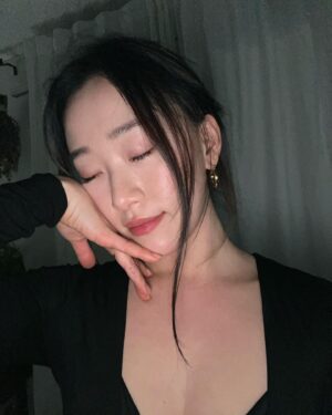 Gia Kim Instagram - I put myself through all the toxic diet trends all throughout my 20s. It left long-term repercussions that completely ruined my healthy natural relationship with food, which was only meant to bring joy. It’s been 3 years since I recognized my disordered eating habits. I am still recovering. I still occasionally (but a lot less) struggle through body image issues. I’d get into obsessive thoughts about food & weight & what I ate / what I should eat, etc.. In the past the default reaction would be to force myself into action sprouting from thoughts of self-deficiency and negative self-image. But now I keep reminding myself of one of my favorite quotes - we can’t shame ourselves into change, only love ourselves into evolution. And it’s been a game changer in how I look at situations whenever I feel old toxic patterns kicking in. You can’t shame yourself into change, only love yourself into evolution. 🙏🏻❤️
And what a waste of precious fking energy and time I have on Earth to be focusing on all the wrong things!!!!!! 😅😭WE HAVE SO MUCH MORE TO OFFER THAN OUR BODY FAT PERCENTAGE!!!!🤣🤣🤣
January 2024 has been an amazing start to this year already. Can’t wait for the rest of the year!!! 🤩
나 자신을 미워해서 변화시키려는 대신
나 자신을 사랑해서 진화시키자는 마음가짐으로
항상 ❤️ 올해 첫 달 너무너무 좋은 시작!!!! 🥰🥰🥰