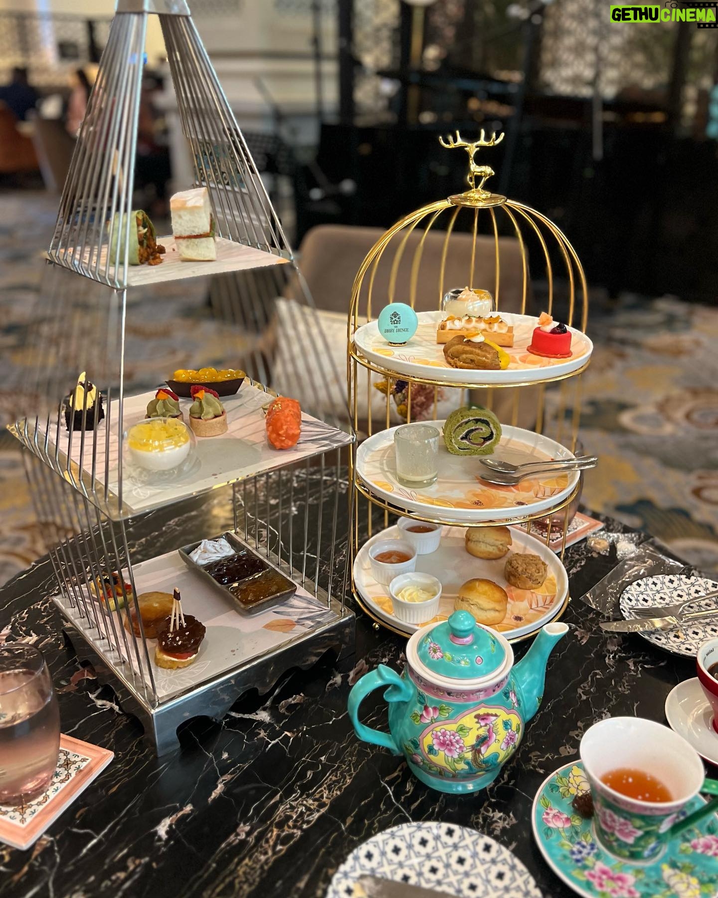 Gia Kim Instagram - Honestly, the highlight of this Singapore trip was being able to give my mum the VIP treatment she truly deserves and I have Intercontinental Singapore to thank for that. They truly did treat us to the best in every way and made us feel so taken care of, from the junior suite to the dining experiences, beautiful afternoon tea, to the club lounge that always served more afternoon tea whenever we felt like it ☺️. Thank you so much staff at @interconsin for making this trip a much more memorable one for me and my mum. It was her first trip since COVID. I hope you know you made this a very special trip for both of us. Thank you 🥹🩷