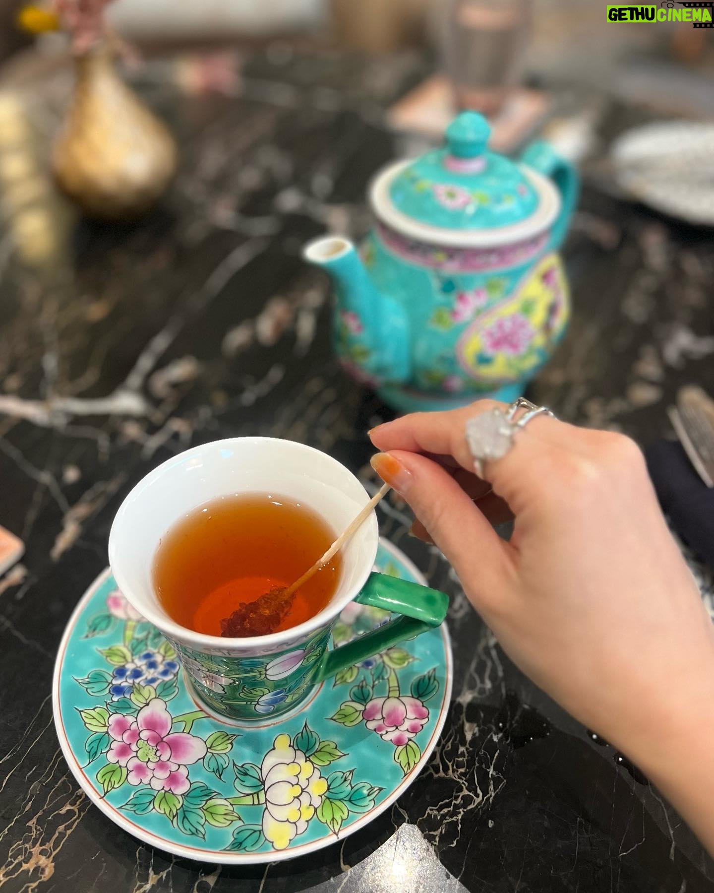 Gia Kim Instagram - Honestly, the highlight of this Singapore trip was being able to give my mum the VIP treatment she truly deserves and I have Intercontinental Singapore to thank for that. They truly did treat us to the best in every way and made us feel so taken care of, from the junior suite to the dining experiences, beautiful afternoon tea, to the club lounge that always served more afternoon tea whenever we felt like it ☺️. Thank you so much staff at @interconsin for making this trip a much more memorable one for me and my mum. It was her first trip since COVID. I hope you know you made this a very special trip for both of us. Thank you 🥹🩷