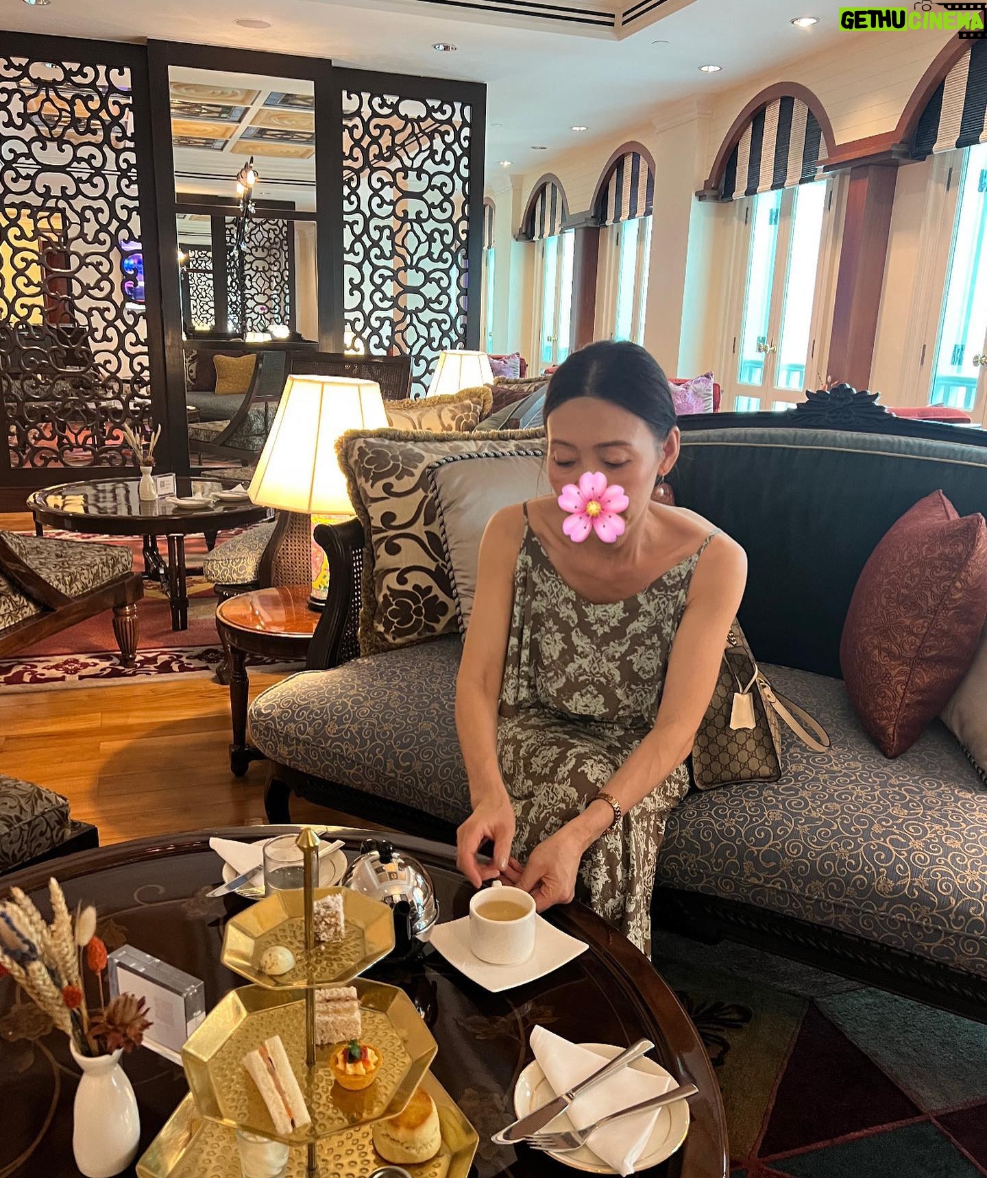 Gia Kim Instagram - Honestly, the highlight of this Singapore trip was being able to give my mum the VIP treatment she truly deserves and I have Intercontinental Singapore to thank for that. They truly did treat us to the best in every way and made us feel so taken care of, from the junior suite to the dining experiences, beautiful afternoon tea, to the club lounge that always served more afternoon tea whenever we felt like it ☺️. Thank you so much staff at @interconsin for making this trip a much more memorable one for me and my mum. It was her first trip since COVID. I hope you know you made this a very special trip for both of us. Thank you 🥹🩷