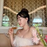 Gia Kim Instagram - This swan is feeling blessed 🦢🌸 Beautiful weather with my mum and other gorgeous gorgeous girls in Singapore🤍 @revolve x @voguesingapore #revolvearoundtheworld