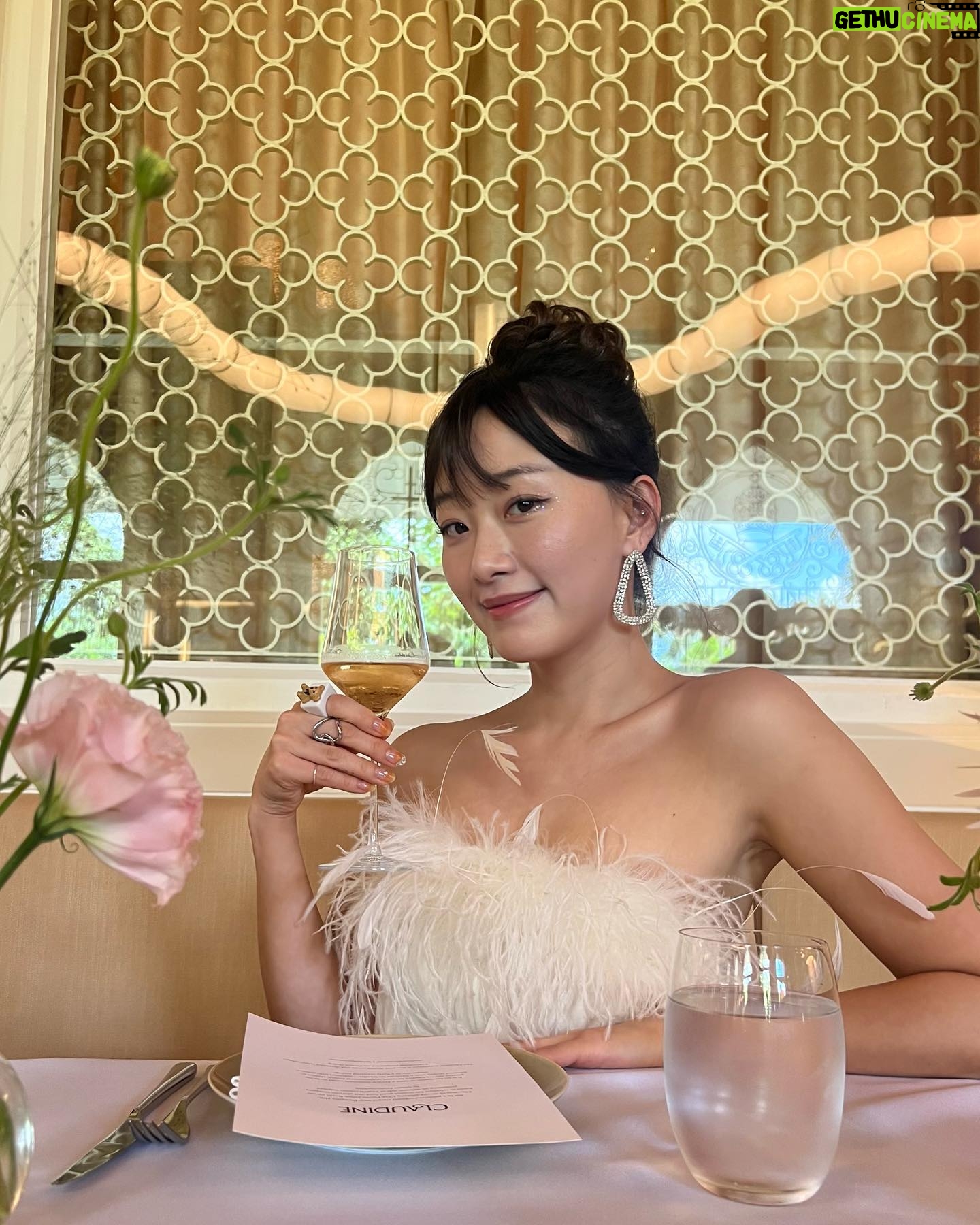 Gia Kim Instagram - This swan is feeling blessed 🦢🌸 Beautiful weather with my mum and other gorgeous gorgeous girls in Singapore🤍 @revolve x @voguesingapore #revolvearoundtheworld
