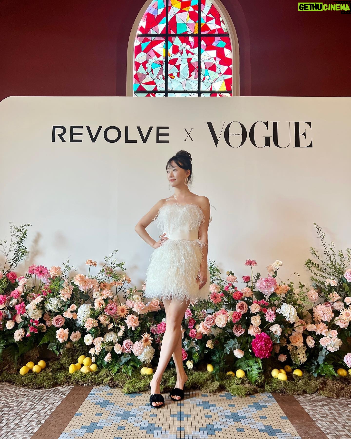 Gia Kim Instagram - This swan is feeling blessed 🦢🌸 Beautiful weather with my mum and other gorgeous gorgeous girls in Singapore🤍 @revolve x @voguesingapore #revolvearoundtheworld