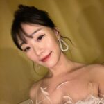 Gia Kim Instagram - This swan is feeling blessed 🦢🌸 Beautiful weather with my mum and other gorgeous gorgeous girls in Singapore🤍 @revolve x @voguesingapore #revolvearoundtheworld