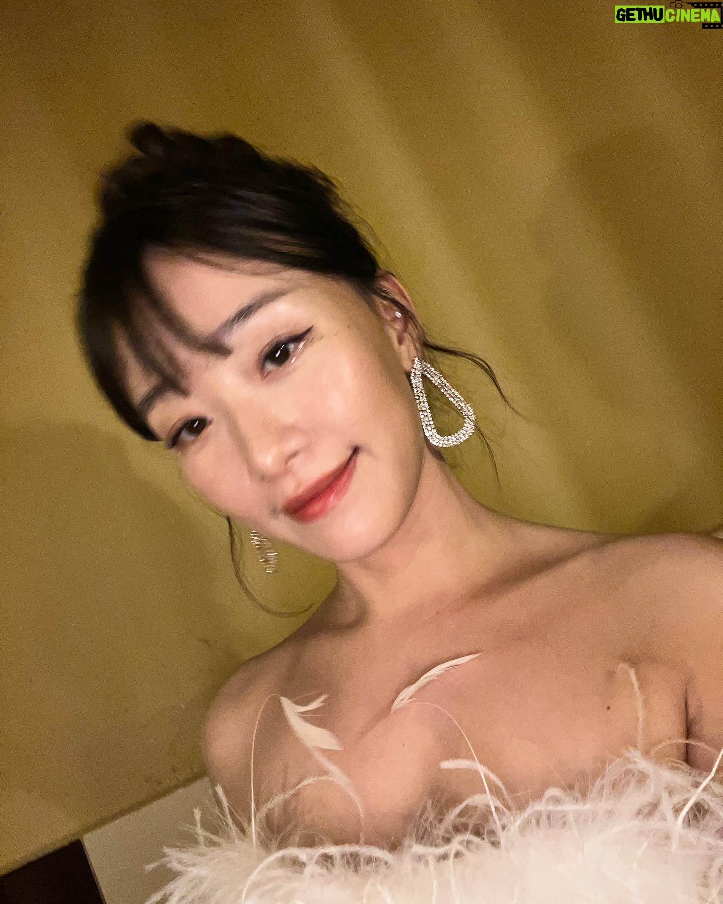 Gia Kim Instagram - This swan is feeling blessed 🦢🌸 Beautiful weather with my mum and other gorgeous gorgeous girls in Singapore🤍 @revolve x @voguesingapore #revolvearoundtheworld