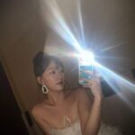 Gia Kim Instagram - This swan is feeling blessed 🦢🌸 Beautiful weather with my mum and other gorgeous gorgeous girls in Singapore🤍 @revolve x @voguesingapore #revolvearoundtheworld