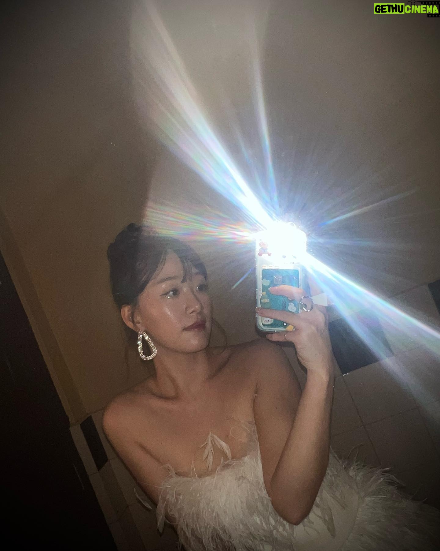 Gia Kim Instagram - This swan is feeling blessed 🦢🌸 Beautiful weather with my mum and other gorgeous gorgeous girls in Singapore🤍 @revolve x @voguesingapore #revolvearoundtheworld