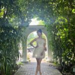 Gia Kim Instagram - This swan is feeling blessed 🦢🌸 Beautiful weather with my mum and other gorgeous gorgeous girls in Singapore🤍 @revolve x @voguesingapore #revolvearoundtheworld