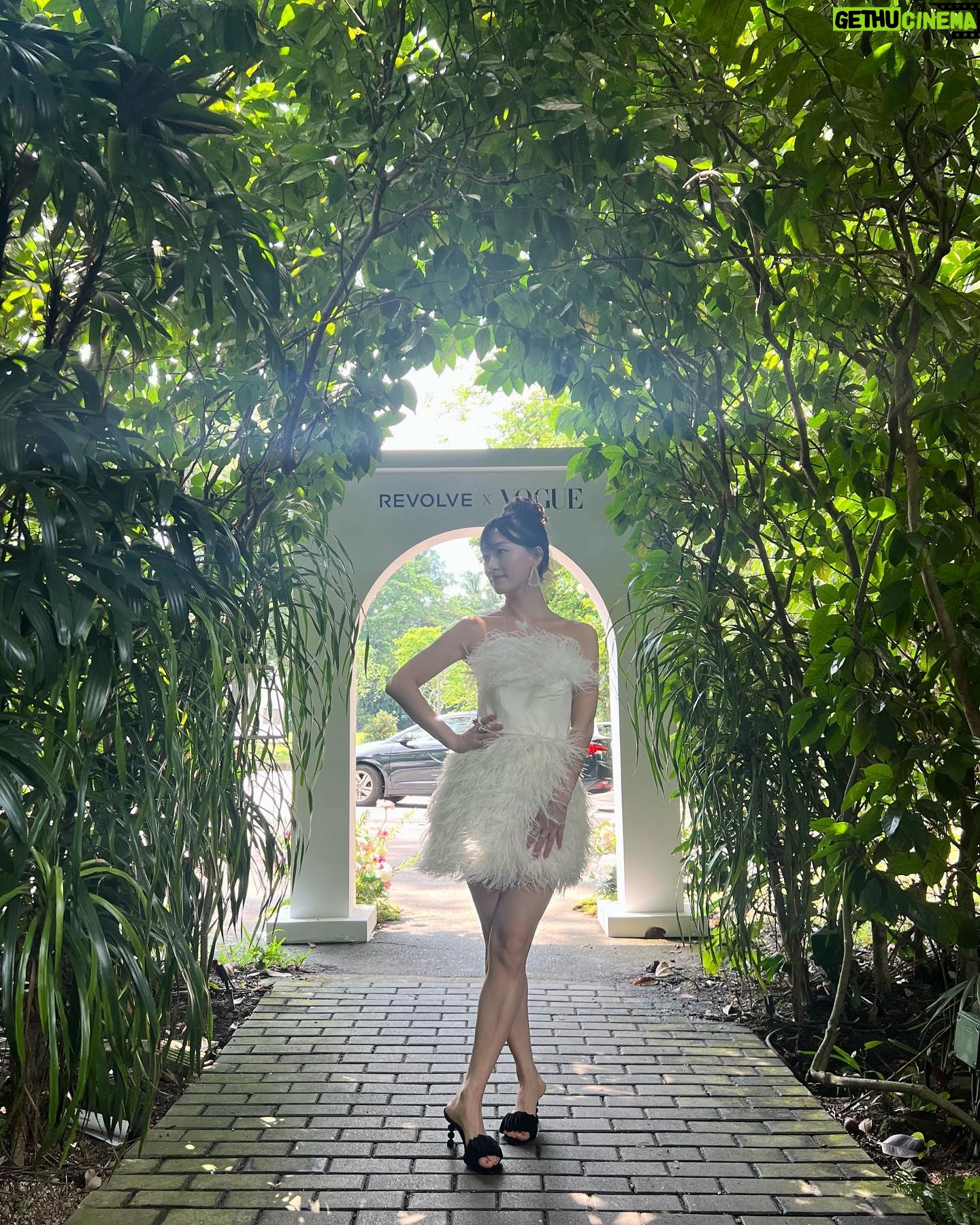 Gia Kim Instagram - This swan is feeling blessed 🦢🌸 Beautiful weather with my mum and other gorgeous gorgeous girls in Singapore🤍 @revolve x @voguesingapore #revolvearoundtheworld