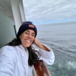 Gianella Neyra Instagram - Este es un post de apreciación porque aún en los días más grises (todos tenemos de esos) saber que cuento con ellos me regala el respaldo que necesito para seguir luchando por mis sueños. 1️⃣ Mi familia. El refugio donde puedo recargar energías y sentirme en casa. Plena. Sin ustedes nada. 2️⃣ Mis amigas. Una red de cuidado que en cada risa, en cada abrazo (y por qué no en cada chisme 🤣) me hacen recordar lo bueno de estar viva y compartirlo con ellas. 3. Mis proyectos, mi trabajo que amo. @happymodeoficial tener el espacio donde poder explorar una parte muy distinta de mí y que día a día me demuestra que soy capaz de construir mi propio camino. 4. Mi canción 🎵 Porque cuando la vida se vuelve caótica encuentro en ella mi escape, mi recordatorio de que la música puede cambiar tu humor o tu energía en un segundo. Q siempre puedes levantarte y seguir adelante. 5. Y por último, la seguridad de saber que mis seres queridos siempre van a estar cuidados gracias a @vivirsegurosperu 🙌🏼. Para mí, contar con su respaldo y su acompañamiento es una tranquilidad enorme que me ayuda a enfocarme en mis metas. Cuéntenme, ¿ustedes dónde encuentran la fuerza para conseguir sus sueños? #VivirSeguros #CuentaconNosotros