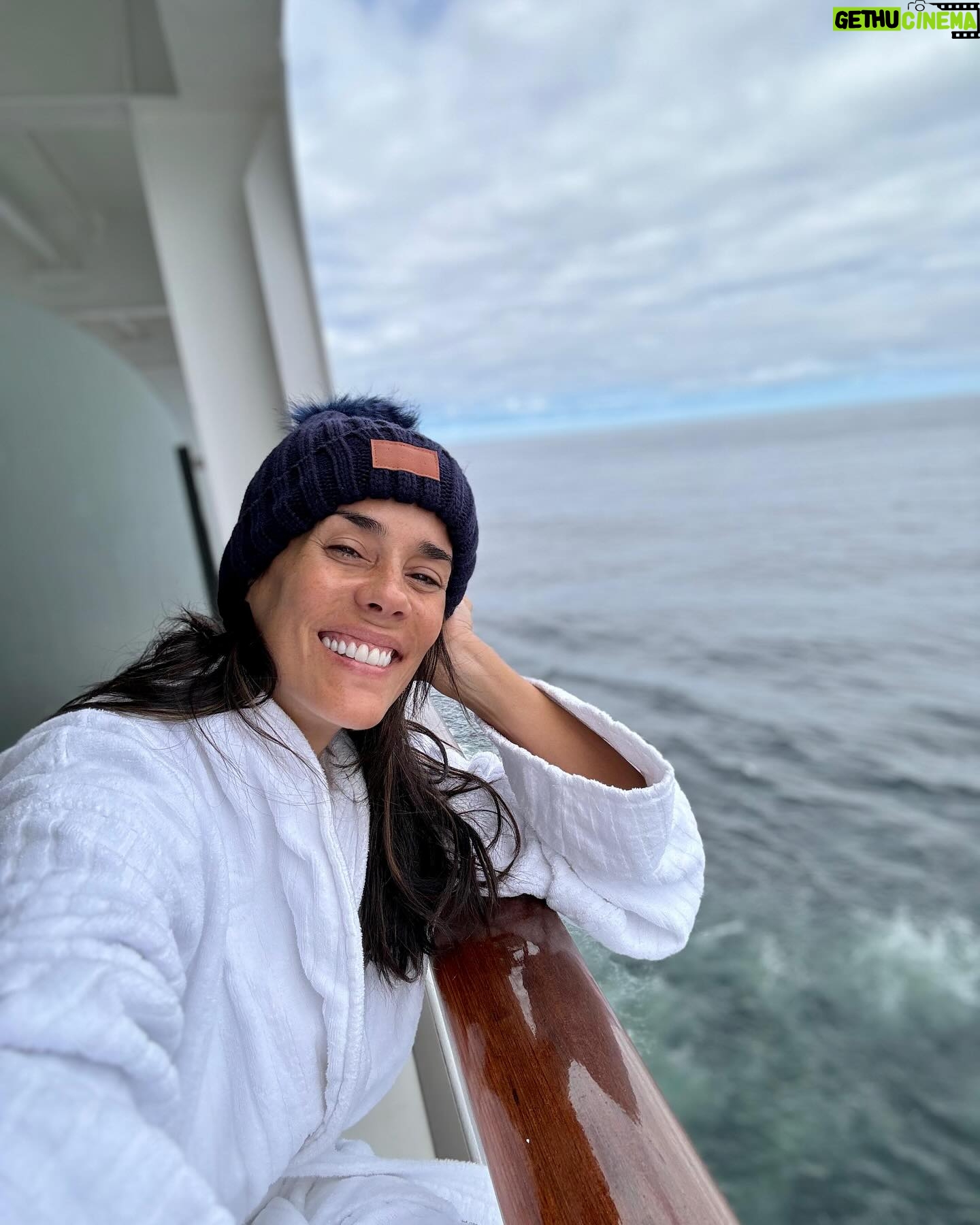 Gianella Neyra Instagram - Este es un post de apreciación porque aún en los días más grises (todos tenemos de esos) saber que cuento con ellos me regala el respaldo que necesito para seguir luchando por mis sueños. 1️⃣ Mi familia. El refugio donde puedo recargar energías y sentirme en casa. Plena. Sin ustedes nada. 2️⃣ Mis amigas. Una red de cuidado que en cada risa, en cada abrazo (y por qué no en cada chisme 🤣) me hacen recordar lo bueno de estar viva y compartirlo con ellas. 3. Mis proyectos, mi trabajo que amo. @happymodeoficial tener el espacio donde poder explorar una parte muy distinta de mí y que día a día me demuestra que soy capaz de construir mi propio camino. 4. Mi canción 🎵 Porque cuando la vida se vuelve caótica encuentro en ella mi escape, mi recordatorio de que la música puede cambiar tu humor o tu energía en un segundo. Q siempre puedes levantarte y seguir adelante. 5. Y por último, la seguridad de saber que mis seres queridos siempre van a estar cuidados gracias a @vivirsegurosperu 🙌🏼. Para mí, contar con su respaldo y su acompañamiento es una tranquilidad enorme que me ayuda a enfocarme en mis metas. Cuéntenme, ¿ustedes dónde encuentran la fuerza para conseguir sus sueños? #VivirSeguros #CuentaconNosotros