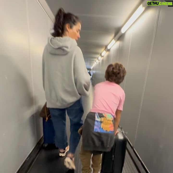 Gianella Neyra Instagram - Primer viaje 🧳 de trabajo en el que me acompaña mi hijo más chiquito 💖. Qué lindo compartir lo que tanto amas con tus hijos, que te vean trabajando, disfrutando de tu trabajo y compartiendo con ellos entre momentos, súper activa y apasionada recontra feliz haciendo lo que uno ama tanto. No hay mejor cosa que les puedas enseñar creo yo, que te vean feliz trabajando 😌. ¡Increíble experiencia y que hermoso poder compartir con el! P.d El último vídeo es mi favorito 💖💖💖💖