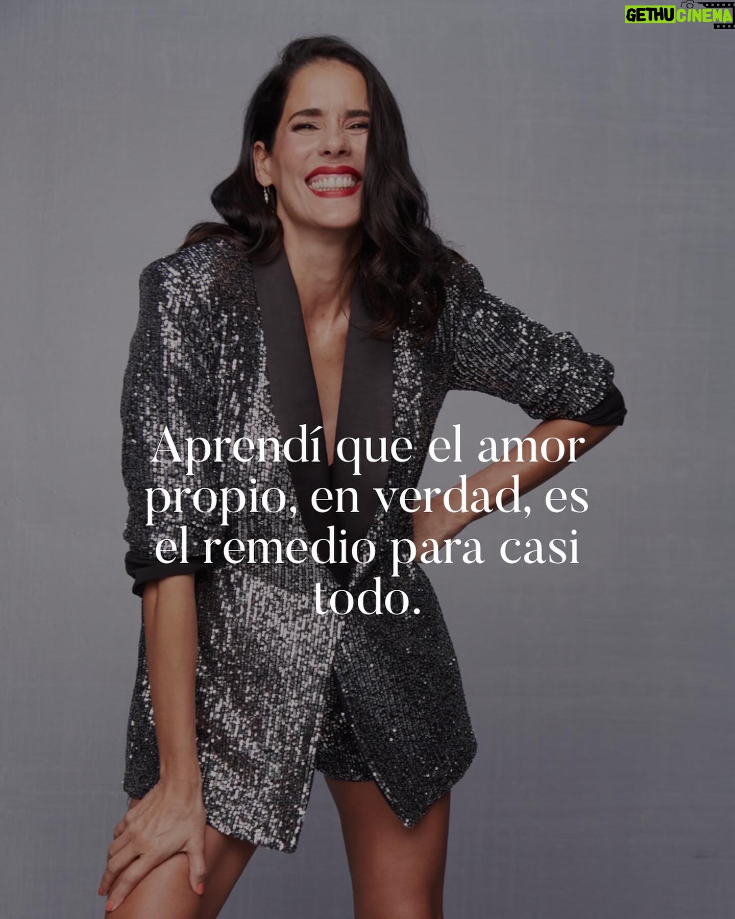 Gianella Neyra Instagram - ¡Feliz año 🎊🎆 para todos! Termino este 2023 agradecida por cada aventura y reto vivido y listísima para todo lo que se viene el 2024 🎈. Que todos sus sueños se cumplan y comiencen un año lleno de sorpresas, retos emocionantes y felicidad 💖💖