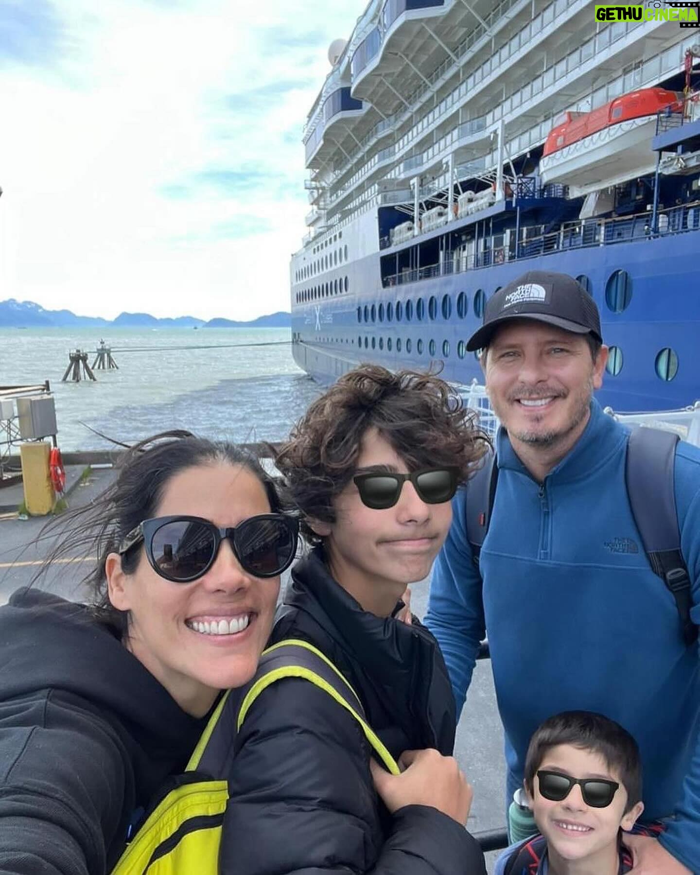 Gianella Neyra Instagram - Este es un post de apreciación porque aún en los días más grises (todos tenemos de esos) saber que cuento con ellos me regala el respaldo que necesito para seguir luchando por mis sueños. 1️⃣ Mi familia. El refugio donde puedo recargar energías y sentirme en casa. Plena. Sin ustedes nada. 2️⃣ Mis amigas. Una red de cuidado que en cada risa, en cada abrazo (y por qué no en cada chisme 🤣) me hacen recordar lo bueno de estar viva y compartirlo con ellas. 3. Mis proyectos, mi trabajo que amo. @happymodeoficial tener el espacio donde poder explorar una parte muy distinta de mí y que día a día me demuestra que soy capaz de construir mi propio camino. 4. Mi canción 🎵 Porque cuando la vida se vuelve caótica encuentro en ella mi escape, mi recordatorio de que la música puede cambiar tu humor o tu energía en un segundo. Q siempre puedes levantarte y seguir adelante. 5. Y por último, la seguridad de saber que mis seres queridos siempre van a estar cuidados gracias a @vivirsegurosperu 🙌🏼. Para mí, contar con su respaldo y su acompañamiento es una tranquilidad enorme que me ayuda a enfocarme en mis metas. Cuéntenme, ¿ustedes dónde encuentran la fuerza para conseguir sus sueños? #VivirSeguros #CuentaconNosotros