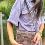 Gianella Neyra Instagram - ¡Lista para grabar el último podcast del año con mis amigas, qué emoción! Hoy me puse un vestido con un color diferente para este inicio de verano ☀️y lo acompañé de una cartera y tacos de cuero que le van perfecto. Total look de mis amigos de @velez_international Si aún no han hecho sus compras navideñas, les cuento que pueden usar mi código GIANELLA30 para un 30% de descuento en la web de Vélez. *Válido hasta el 31 de diciembre, aplican términos y condiciones #publicidad