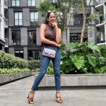 Gianella Neyra Instagram - Es sábado y el cuerpo lo sabe 😎. Lista para un almuerzo con amigas super cómoda, y como todavía hay solcito aproveché en usar estas sandalias súper cómodas 🫶🏼 y de un color que me encantó. ¿Y ustedes, prefieren el frío o calorcito☀️? Look @velez_international #ImVelez #VélezArtisan