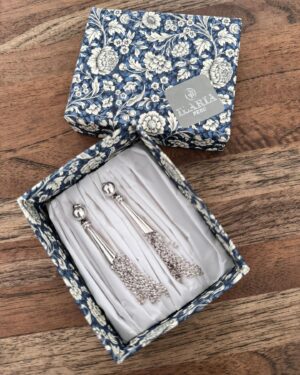 Gianella Neyra Instagram - ÚLTIMO SORTEO DEL 2023 🎁 FINALIZADO 
¡Gracias a mis amigos de ILARIA que siempre me acompañan! GANADORAS 🏆 @luisa.llerenasuarez @radhabad 🥳

Esta vez quiero regalarles alguno de estos pares de aretes HERMOSOS para que los luzcan en su día a día o para una ocasión especial 🫶🏼 porque me da la gana y porque se lo merecen 😉. Habrán 2 ganadores 🥳

Para participar solo debes 
1️⃣ Seguirme a @ilaria.peru y a mi 😜 como @gianellaneyra_ sino pierden ji,ji.

2️⃣ Comentar porque quisieras ganar y taggear a 1 amiga ☺️ para que participe y listo.

 ☺️Si quieren más posibilidades para ganar alguno de estos premios increíbles, comparte este post en tus historias taggeando a @ilaria.peru y a mi.

Anunciaré ganador o ganadora el 2 de enero al final del día🗓️ en este post.