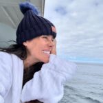 Gianella Neyra Instagram - Ha sido un viaje increíble 😉, realmente único. Del calor al frío absoluto 🥶. Amanecer con esas montañas 🏔️ llenas de nieve y ver icebergs ❄️ desde el balcón. ¡Un regalo q no olvidaré nunca! Gracias @savalicruceros por esta oportunidad 🛳️. ¡Gracias por permitirme seguir maravillándome con este planeta hermoso que tenemos! ¡Gracias, gracias y gracias! #publicidad