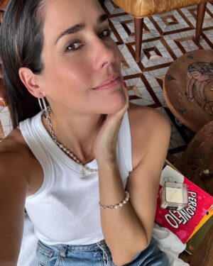 Gianella Neyra Instagram - ÚLTIMO SORTEO DEL 2023 🎁 FINALIZADO 
¡Gracias a mis amigos de ILARIA que siempre me acompañan! GANADORAS 🏆 @luisa.llerenasuarez @radhabad 🥳

Esta vez quiero regalarles alguno de estos pares de aretes HERMOSOS para que los luzcan en su día a día o para una ocasión especial 🫶🏼 porque me da la gana y porque se lo merecen 😉. Habrán 2 ganadores 🥳

Para participar solo debes 
1️⃣ Seguirme a @ilaria.peru y a mi 😜 como @gianellaneyra_ sino pierden ji,ji.

2️⃣ Comentar porque quisieras ganar y taggear a 1 amiga ☺️ para que participe y listo.

 ☺️Si quieren más posibilidades para ganar alguno de estos premios increíbles, comparte este post en tus historias taggeando a @ilaria.peru y a mi.

Anunciaré ganador o ganadora el 2 de enero al final del día🗓️ en este post.