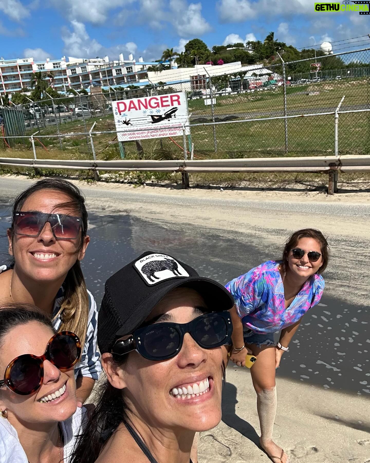 Gianella Neyra Instagram - Primeros días del año en familia y con la familia elegida 🥰. Tiempo para descansar, para disfrutarnos y hacer una pausa para volver con todos. ¿Quién más ama desconectarse frente al mar 🌊? 🙋🏻♀️💖💖