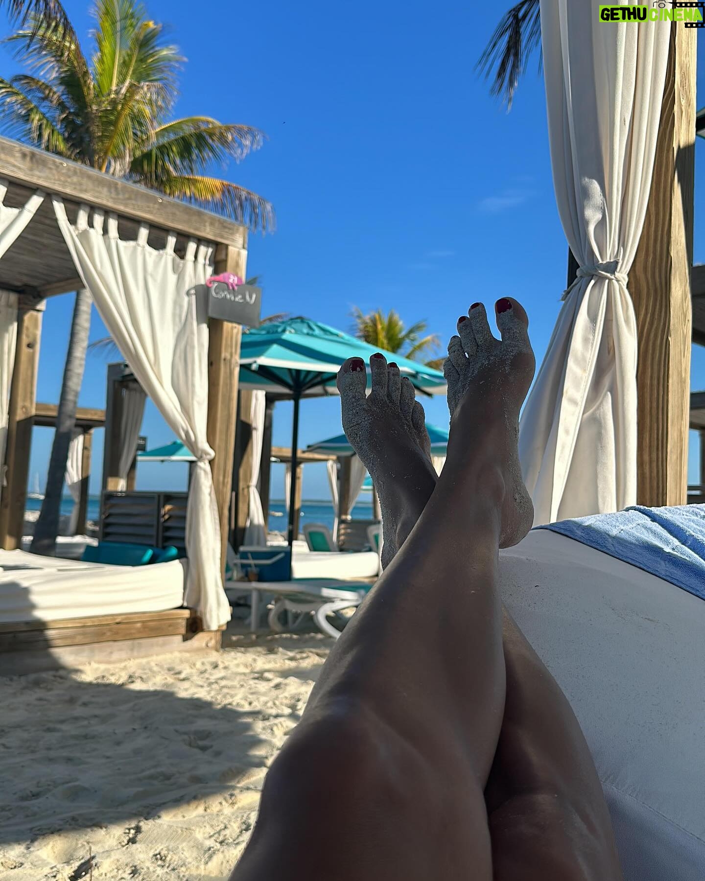 Gianella Neyra Instagram - Primeros días del año en familia y con la familia elegida 🥰. Tiempo para descansar, para disfrutarnos y hacer una pausa para volver con todos. ¿Quién más ama desconectarse frente al mar 🌊? 🙋🏻♀️💖💖