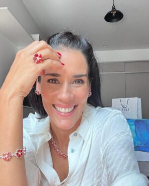 Gianella Neyra Instagram - ÚLTIMO SORTEO DEL 2023 🎁 FINALIZADO 
¡Gracias a mis amigos de ILARIA que siempre me acompañan! GANADORAS 🏆 @luisa.llerenasuarez @radhabad 🥳

Esta vez quiero regalarles alguno de estos pares de aretes HERMOSOS para que los luzcan en su día a día o para una ocasión especial 🫶🏼 porque me da la gana y porque se lo merecen 😉. Habrán 2 ganadores 🥳

Para participar solo debes 
1️⃣ Seguirme a @ilaria.peru y a mi 😜 como @gianellaneyra_ sino pierden ji,ji.

2️⃣ Comentar porque quisieras ganar y taggear a 1 amiga ☺️ para que participe y listo.

 ☺️Si quieren más posibilidades para ganar alguno de estos premios increíbles, comparte este post en tus historias taggeando a @ilaria.peru y a mi.

Anunciaré ganador o ganadora el 2 de enero al final del día🗓️ en este post.