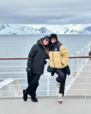 Gianella Neyra Instagram - Ha sido un viaje increíble 😉, realmente único. 
Del calor al frío absoluto 🥶. Amanecer con esas montañas 🏔️ llenas de nieve y ver icebergs ❄️ desde el balcón. ¡Un regalo q no olvidaré nunca!
Gracias @savalicruceros por esta oportunidad 🛳️. ¡Gracias por permitirme seguir maravillándome con este planeta hermoso que tenemos! 
¡Gracias, gracias y gracias!

#publicidad