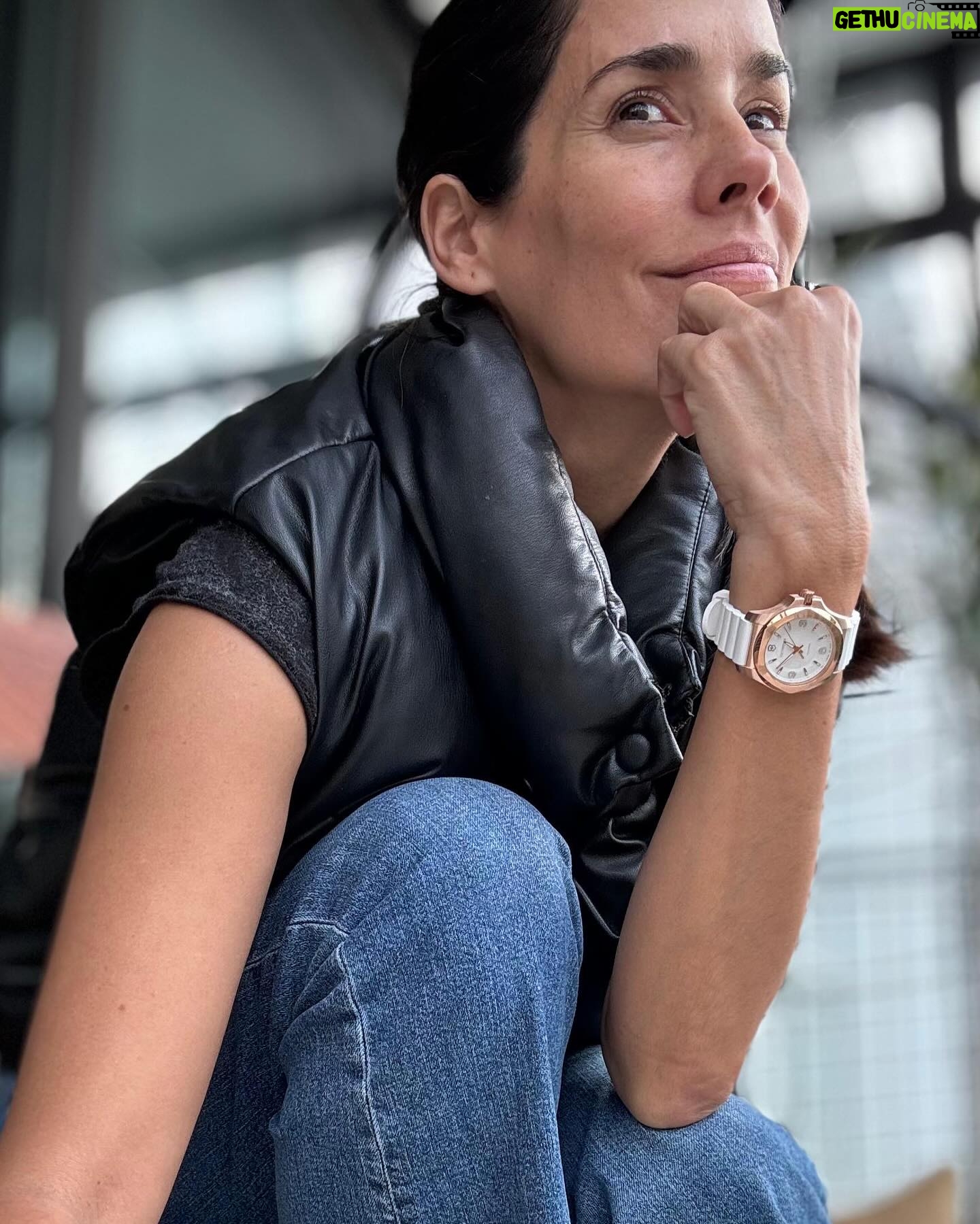 Gianella Neyra Instagram - En mi vida, como mamá, como actriz, como empresaria he aprendido a estar atenta, siempre consciente de las oportunidades, alerta y preparada para aprovechar esos instantes que la vida te regala, porque son únicos 💖💖. Por eso el reloj I.N.O.X. V de @victorinoxperu encaja perfectamente en mi versátil día a día. Es impermeable, ligero pero robusto, deportivo y elegante al mismo tiempo y está fabricado con la mejor calidad suiza. 🇨🇭El reloj ⌚️ ideal para acompañarme en mis aventuras del día a día. #MyVictorinox Encuéntralo en tiendas Victorinox y en www.victorinoxstore.pe #publicidad