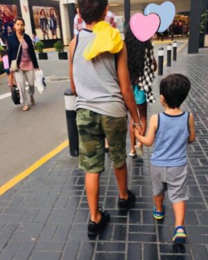Gianella Neyra Instagram - Esto es felicidad para mí ❤️... Disfrutar el mundo en pareja, tener tiempo para mi y descansar. Viajar y aprender más de nuestro planeta hermoso, trabajar en lo que amo y con amigas 💖. Mi playa, mi lugar favorito en el mundo, mi amiga del alma ☺️. Ver a mis hijos juntos, su complicidad y sus travesuras ji,ji. ¡Los amo! ¡Feliz día de la felicidad para todos!  #FelizInternacionalDeLaFelicidad