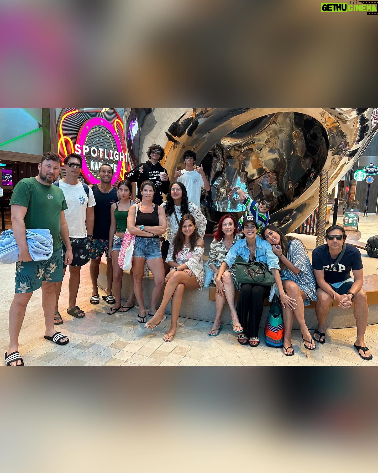 Gianella Neyra Instagram - Primeros días del año en familia y con la familia elegida 🥰. Tiempo para descansar, para disfrutarnos y hacer una pausa para volver con todos. ¿Quién más ama desconectarse frente al mar 🌊? 🙋🏻♀️💖💖