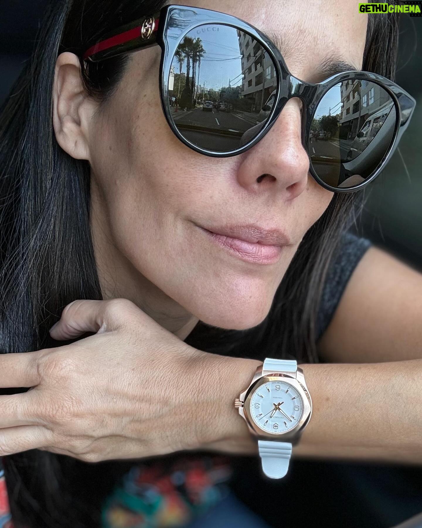 Gianella Neyra Instagram - En mi vida, como mamá, como actriz, como empresaria he aprendido a estar atenta, siempre consciente de las oportunidades, alerta y preparada para aprovechar esos instantes que la vida te regala, porque son únicos 💖💖. Por eso el reloj I.N.O.X. V de @victorinoxperu encaja perfectamente en mi versátil día a día. Es impermeable, ligero pero robusto, deportivo y elegante al mismo tiempo y está fabricado con la mejor calidad suiza. 🇨🇭El reloj ⌚️ ideal para acompañarme en mis aventuras del día a día. #MyVictorinox Encuéntralo en tiendas Victorinox y en www.victorinoxstore.pe #publicidad