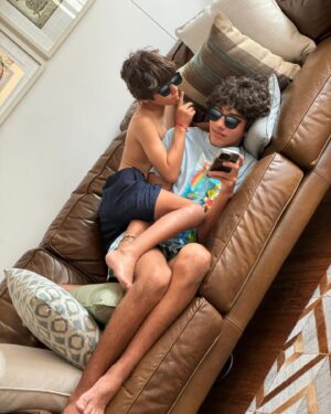 Gianella Neyra Instagram - Esto es felicidad para mí ❤️... Disfrutar el mundo en pareja, tener tiempo para mi y descansar. Viajar y aprender más de nuestro planeta hermoso, trabajar en lo que amo y con amigas 💖. Mi playa, mi lugar favorito en el mundo, mi amiga del alma ☺️. Ver a mis hijos juntos, su complicidad y sus travesuras ji,ji. ¡Los amo! ¡Feliz día de la felicidad para todos!  #FelizInternacionalDeLaFelicidad