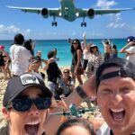Gianella Neyra Instagram - Cuando estás en la playa y te vienen a recoger en avión 🤣🛬. ¿Se imaginan? ¡No tienen idea de la experiencia alucinante que vivimos, casi se lleva nuestros gorros 😂😂😂👒 ! P.D Esto pasa cuando la playa queda al costado del aeropuerto 🤯 📍Playa Mago Beach en St. Maarten