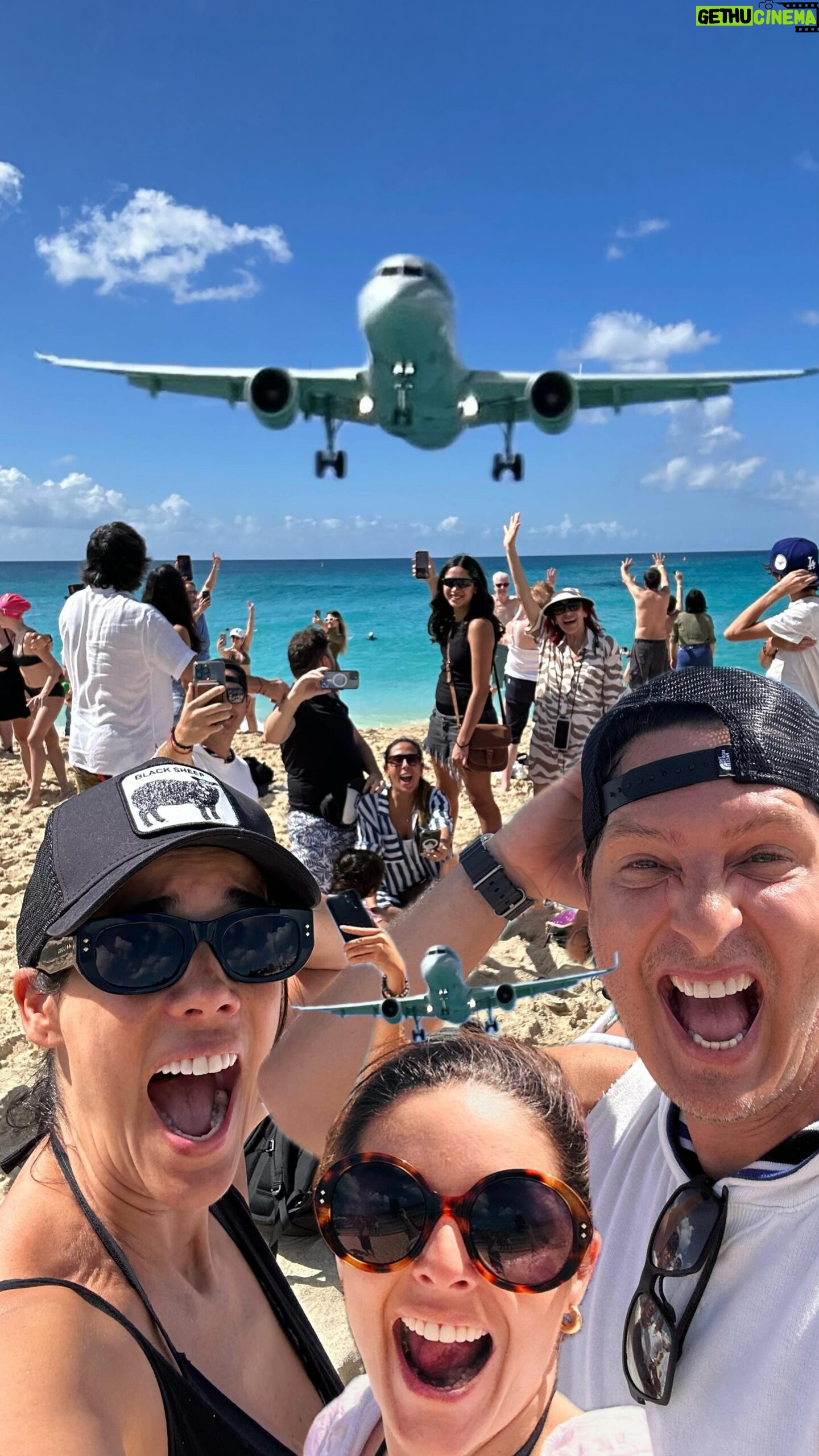Gianella Neyra Instagram - Cuando estás en la playa y te vienen a recoger en avión 🤣🛬. ¿Se imaginan? ¡No tienen idea de la experiencia alucinante que vivimos, casi se lleva nuestros gorros 😂😂😂👒 ! P.D Esto pasa cuando la playa queda al costado del aeropuerto 🤯 📍Playa Mago Beach en St. Maarten