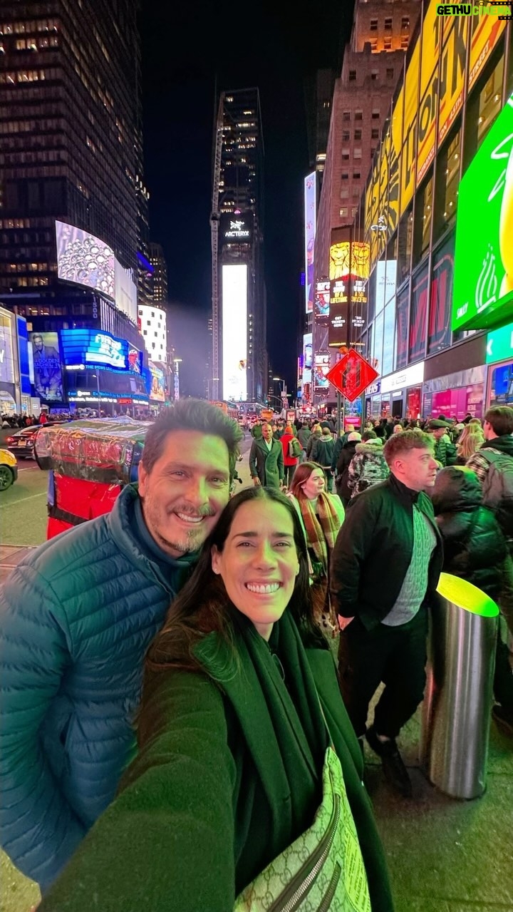 Gianella Neyra Instagram - A veces siento que mi maleta me habla… ¿No les pasa? 😂🤣 Escucho voces… @victorinoxperu #MyVictorinox #Spectra3.0 #publicidad