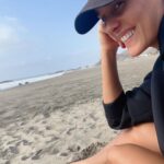 Gianella Neyra Instagram - Esto es felicidad para mí ❤️... Disfrutar el mundo en pareja, tener tiempo para mi y descansar. Viajar y aprender más de nuestro planeta hermoso, trabajar en lo que amo y con amigas 💖. Mi playa, mi lugar favorito en el mundo, mi amiga del alma ☺️. Ver a mis hijos juntos, su complicidad y sus travesuras ji,ji. ¡Los amo! ¡Feliz día de la felicidad para todos! #FelizInternacionalDeLaFelicidad