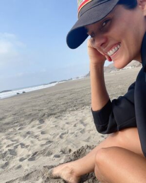 Gianella Neyra Instagram - Esto es felicidad para mí ❤️... Disfrutar el mundo en pareja, tener tiempo para mi y descansar. Viajar y aprender más de nuestro planeta hermoso, trabajar en lo que amo y con amigas 💖. Mi playa, mi lugar favorito en el mundo, mi amiga del alma ☺️. Ver a mis hijos juntos, su complicidad y sus travesuras ji,ji. ¡Los amo! ¡Feliz día de la felicidad para todos!  #FelizInternacionalDeLaFelicidad