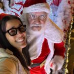 Gianella Neyra Instagram - Como ya les he contado amooo la navidad 🎄, aquí dejo algunas fotos por si no se habían dado cuenta 😜. En vista que vamos llegando a fin de año, es un tiempo de hacer nuevos acuerdos para el siguiente año 🙋🏻‍♀️, todo con tiempo siempre. Y quiero contarles que he encontrado una aseguradora peruana que ofrece soluciones con sus seguros de vida, enfermedades graves, rentas y SOAT, que se adaptan a tus necesidades y circunstancias particulares. Se trata de @vivirsegurosperu La he encontrado en el momento preciso pues en esta época del año aprovecho para reflexionar y establecer mis prioridades para el futuro. Hoy estuve analizando la importancia de la planificación a largo plazo y el impacto que esto tiene en nuestras vidas. Dentro de esta planificación, contar con una aseguradora es clave pues es una inversión en tu tranquilidad y en el bienestar de tus seres queridos. Así que hoy, la reflexión no es “¿Por qué debería tener un seguro?”, sino más bien “¿Por que no habria de tenerlo?”. #CuentaConNosotros #Publicidad