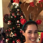Gianella Neyra Instagram - Como ya les he contado amooo la navidad 🎄, aquí dejo algunas fotos por si no se habían dado cuenta 😜. En vista que vamos llegando a fin de año, es un tiempo de hacer nuevos acuerdos para el siguiente año 🙋🏻‍♀️, todo con tiempo siempre. Y quiero contarles que he encontrado una aseguradora peruana que ofrece soluciones con sus seguros de vida, enfermedades graves, rentas y SOAT, que se adaptan a tus necesidades y circunstancias particulares. Se trata de @vivirsegurosperu La he encontrado en el momento preciso pues en esta época del año aprovecho para reflexionar y establecer mis prioridades para el futuro. Hoy estuve analizando la importancia de la planificación a largo plazo y el impacto que esto tiene en nuestras vidas. Dentro de esta planificación, contar con una aseguradora es clave pues es una inversión en tu tranquilidad y en el bienestar de tus seres queridos. Así que hoy, la reflexión no es “¿Por qué debería tener un seguro?”, sino más bien “¿Por que no habria de tenerlo?”. #CuentaConNosotros #Publicidad