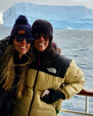 Gianella Neyra Instagram - Esto es felicidad para mí ❤️... Disfrutar el mundo en pareja, tener tiempo para mi y descansar. Viajar y aprender más de nuestro planeta hermoso, trabajar en lo que amo y con amigas 💖. Mi playa, mi lugar favorito en el mundo, mi amiga del alma ☺️. Ver a mis hijos juntos, su complicidad y sus travesuras ji,ji. ¡Los amo! ¡Feliz día de la felicidad para todos!  #FelizInternacionalDeLaFelicidad