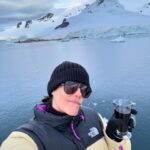 Gianella Neyra Instagram - Ha sido un viaje increíble 😉, realmente único. Del calor al frío absoluto 🥶. Amanecer con esas montañas 🏔️ llenas de nieve y ver icebergs ❄️ desde el balcón. ¡Un regalo q no olvidaré nunca! Gracias @savalicruceros por esta oportunidad 🛳️. ¡Gracias por permitirme seguir maravillándome con este planeta hermoso que tenemos! ¡Gracias, gracias y gracias! #publicidad