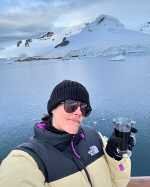 Gianella Neyra Instagram - Ha sido un viaje increíble 😉, realmente único. 
Del calor al frío absoluto 🥶. Amanecer con esas montañas 🏔️ llenas de nieve y ver icebergs ❄️ desde el balcón. ¡Un regalo q no olvidaré nunca!
Gracias @savalicruceros por esta oportunidad 🛳️. ¡Gracias por permitirme seguir maravillándome con este planeta hermoso que tenemos! 
¡Gracias, gracias y gracias!

#publicidad