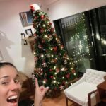 Gianella Neyra Instagram - Como ya les he contado amooo la navidad 🎄, aquí dejo algunas fotos por si no se habían dado cuenta 😜. En vista que vamos llegando a fin de año, es un tiempo de hacer nuevos acuerdos para el siguiente año 🙋🏻‍♀️, todo con tiempo siempre. Y quiero contarles que he encontrado una aseguradora peruana que ofrece soluciones con sus seguros de vida, enfermedades graves, rentas y SOAT, que se adaptan a tus necesidades y circunstancias particulares. Se trata de @vivirsegurosperu La he encontrado en el momento preciso pues en esta época del año aprovecho para reflexionar y establecer mis prioridades para el futuro. Hoy estuve analizando la importancia de la planificación a largo plazo y el impacto que esto tiene en nuestras vidas. Dentro de esta planificación, contar con una aseguradora es clave pues es una inversión en tu tranquilidad y en el bienestar de tus seres queridos. Así que hoy, la reflexión no es “¿Por qué debería tener un seguro?”, sino más bien “¿Por que no habria de tenerlo?”. #CuentaConNosotros #Publicidad